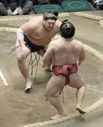 Abi repousse Asakoryu au 6&egrave;me jour du Hatsu Basho Au Ryog&ocirc;ku Kokugikan de Tokyo, vendredi 16 Janvier 2026 (Kyodo)
