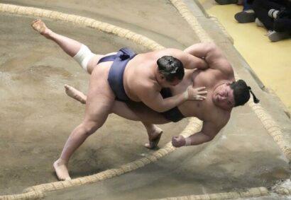 Le yokozuna Hoshoryu expulse Daiesh&ocirc; lors du 7&egrave;me jour de l'Hatsu Bash&ocirc; au Ryogoku Kokugikan de Tokyo, Samedi 17 Janvier 2026 (Kyodo)