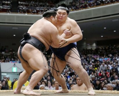 Onosato se fait repousser par Hakunofuji au 8&egrave;me jour du Hatsu Basho au Ryogoku Kokugikan &agrave; Tokyo, Dimanche 18 Janvier 2026 (Mainichi)