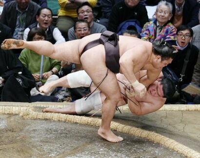 Kirishima envoie Ura &agrave; terre lors de la 9&egrave;me journ&eacute;e du Hatsu Basho au Ryogoku Kokugikan &agrave; Tokyo, lundi 19 Janvier 2026 (Kyodo)