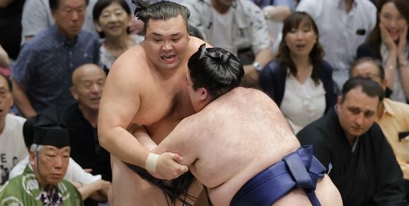 Jour 8 – Gonoyama crée la surprise en battant l&rsquo;ôzeki Kirishima et regroupe trois rikishi en tête