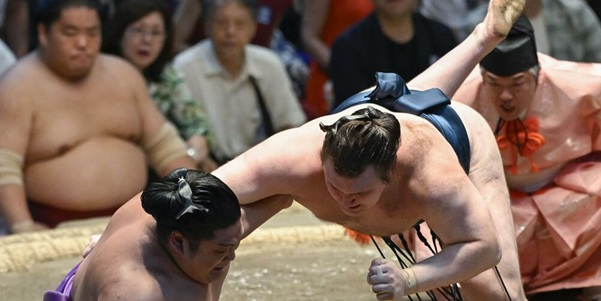Jour 14 – Aonishiki triomphe de Takerufuji et se rapproche du titre