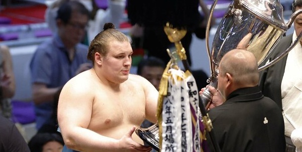 Jour 15 – Le rikishi ukrainien Aonishiki remporte le titre de Nagoya après un kettei-sen à trois