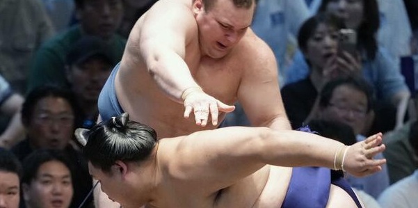Jour 9 – Aonishiki conserve sa place de co-leader grâce à une victoire décisive contre Onosato