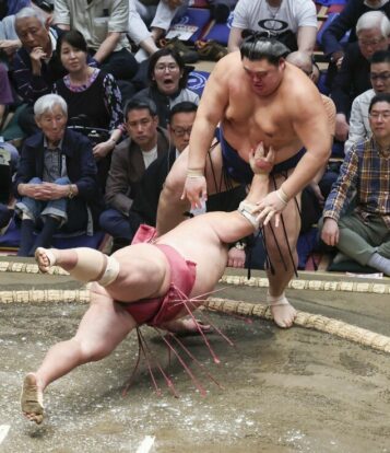 Le yokozuna Onosato (de face) bat Daieishô lors de la première journée du Grand Tournoi de Sumo d'Automne à Tokyo, le 13 septembre 2026. (Kyodo)