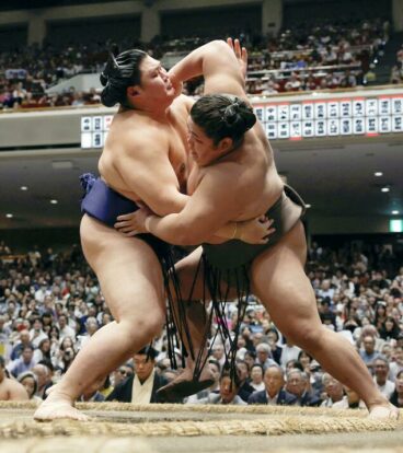 Le yokozuna Onosato (à gauche) bat Hakunofuji lors de la 10e journée de l’Aki Bashô à Tokyo, le 22 septembre 2026. (Kyodo)