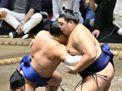 Le yokozuna Onosato (à droite) bat Fujinokawa lors de la 11e journée de l’Aki Bashô à Tokyo, le 23 septembre 2026. (Kyodo)