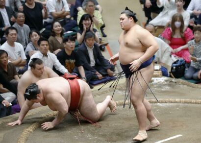Le yokozuna Onosato (à droite) bat Atamifuji lors de la 12e journée du Grand Tournoi de Sumo d'Automne à Tokyo, le 24 septembre 2026. (Kyodo)