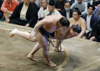 Kirishima fait basculer Onosato au 13ème jour de l'Aki Bashô au Ryogôku Kokugikan de Tokyo vendredi 25 Septembre 2026 (Kyodo)