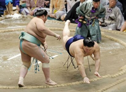 Kotozakura sort Onosato au 14ème jour de l'Aki Bashô au Ryogôku Kokugikan de Tokyo, samedi 26 Septembre 2026 (Kyodo)