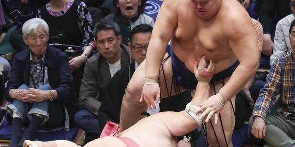 Jour 1 – Le yokozuna Onosato et les trois ôzeki vainqueurs lors de l&rsquo;ouverture du Aki Bashô