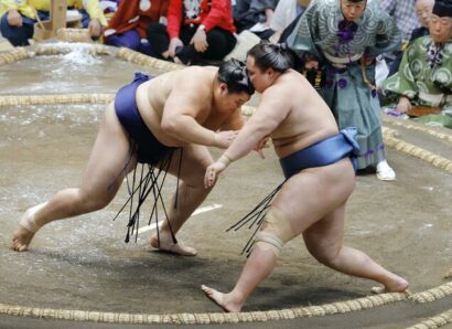 Le yokozuna Onosato bat Kotoshoho au deuxième jour de l'Aki Bashô au Ryogoku Kokugikan de Tokyo, lundi 14 Septembre 2026 (Kyodo)