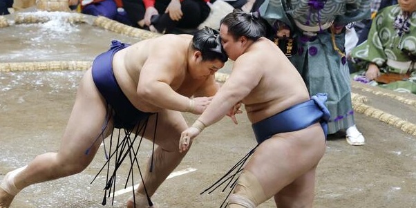 Jour 2 – Le yokozuna Onosato remporte une victoire convaincante