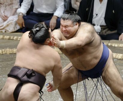 Takayasu repousse Kirishima pour la 3ème journée de l'Aki Bashô au Ryôgoku Kokugikan à Tokyo, mardi 15 Septembre 2026 (Kyodo)