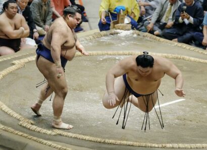 Takayasu fait tomber Onosato au 4ème jour de l'Aki Basho au Ryogôku Kokugikan à Tokyo, mercredi 16 Septembre 2026 (Kyodo)