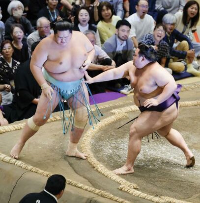Kotozakura se fait sortir par Churanoumi durant le 5ème jour de l'Aki Bashô au Ryogôku Kokugikan de Tokyo, Jeudi 17 Septembre 2026 (Kyodo)