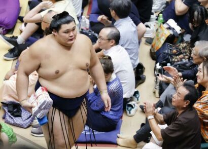 Le yokozuna Onosato quitte le dohyô après sa victoire contre Gonoyama lors de la 6e journée de l’Aki Bashô à Tokyo, le 18 septembre 2026. (Kyodo)
