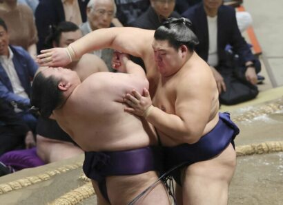 Le yokozuna Onosato s'impose face à Churanoumi au 7ème jour de l'Aki Basho à Tokyo le 19 Septembre 2026 (Kyodo)