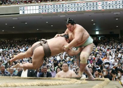 Kotozakura se fait sortir par Hakunofuji au 8ème jour de l'Aki Bashô au Ryogoku Kokugikan de Tokyo dimanche 20 Septembre 2026 (Kyodo)