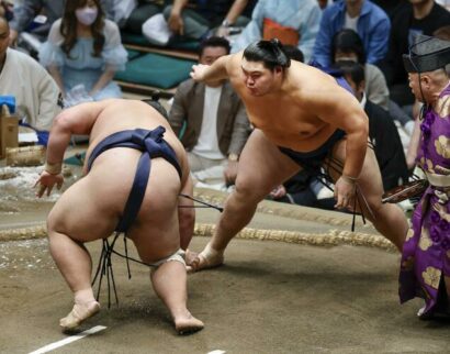 Onosato esquive Fujiryoga au 9ème jour de l'Aki Bashô à Tokyo, le lundi 21 septembre 2026 (Kyodo)