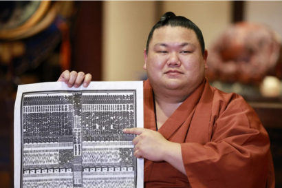 Le nouveau komusubi Churanoumi pose pour la photo avec le banzuke du Kyushu bashô le lundi 26 Oct. 2026 (Kyodo news).